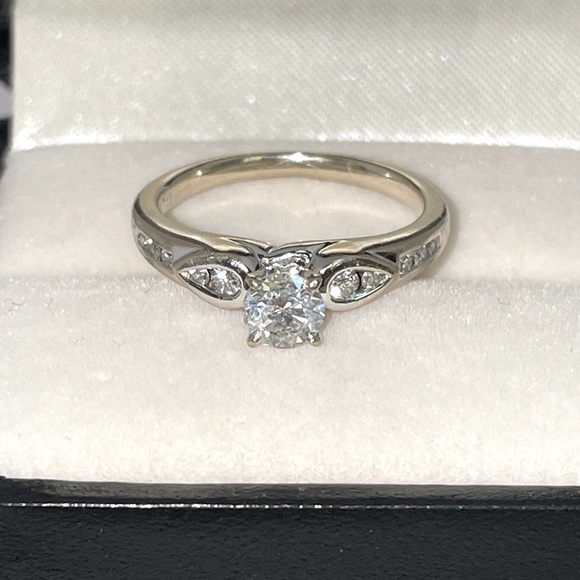 Solid 14K White Gold Natural Round Cut Diamond Solitaire Engagement Vintage Ring - Picture 13 of 17